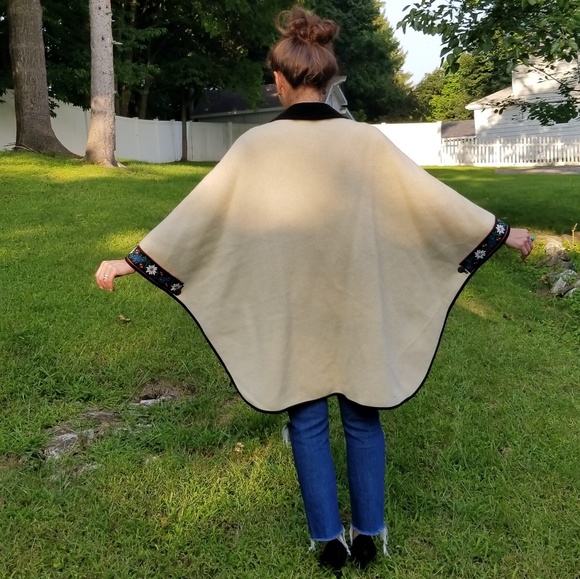 Vintage - Beautiful Wool Poncho - Picture 3 of 8